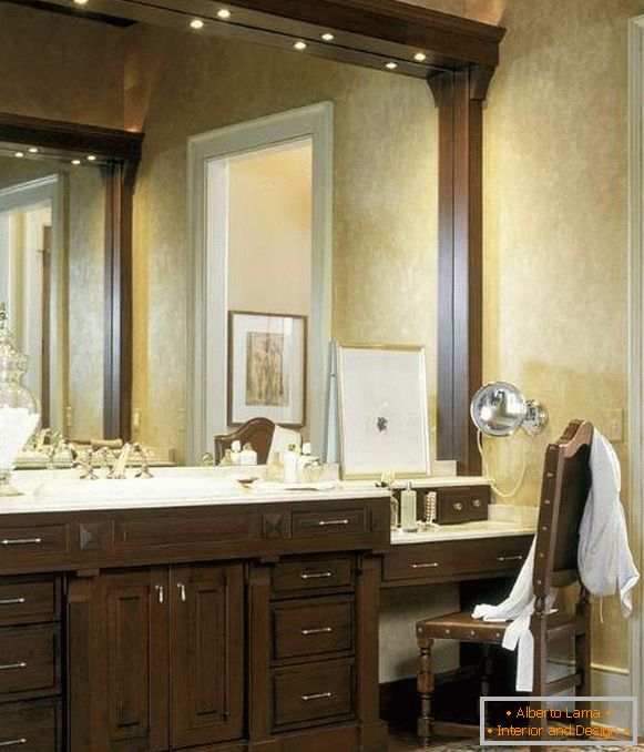 Вбудована підсвітка над дзеркалом у ванній кімнаті