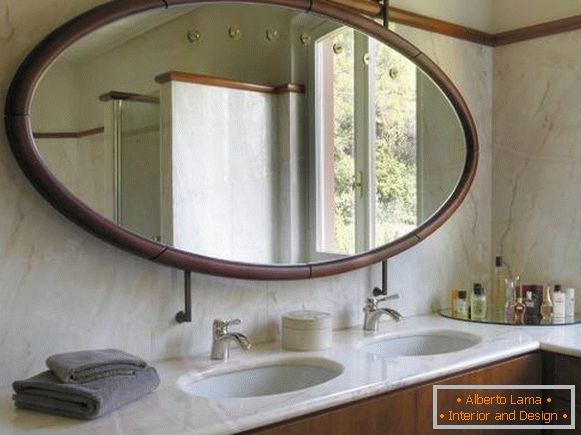 Велике овальне дзеркало в ванну
