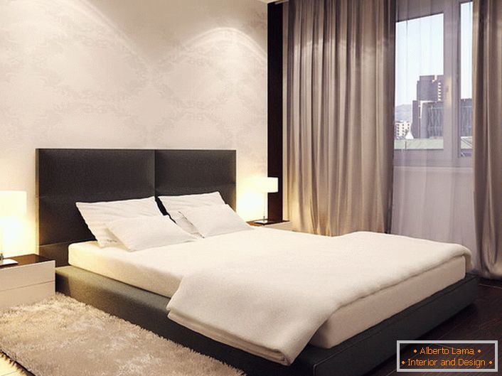 Ліжко в стилі мінімалізм нагадує невисокий подіум. Висока м'яке узголів'я робить дизайн більш м'яким і плавним.