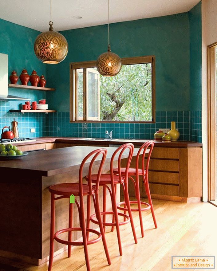 Бірюзова обробка стін в кухні робить приміщення більш просторим. Лаконічна, скромні меблі органічно вписується в загальний інтер'єр в стилі еклектика.