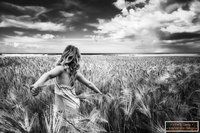 Чорно-біле фото дівчини в пшеничному полі