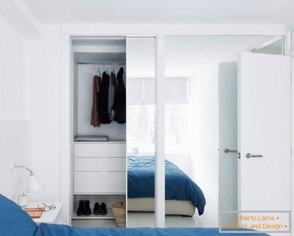 Вбудовувані шафи купе - білий шафа в спальні