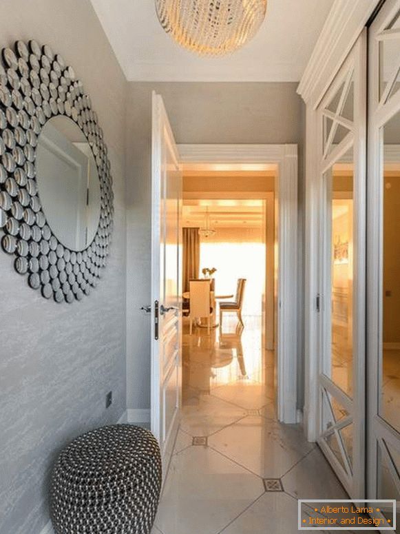 Вбудовувані шафи купе білого кольору в дизайні коридору та вітальні