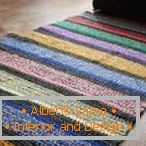 Кольоровий килимок на підлозі