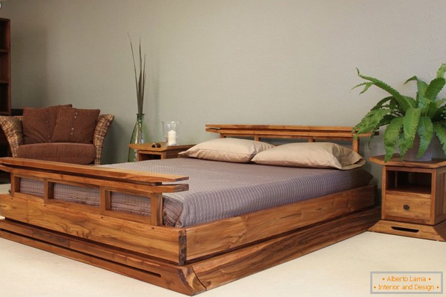 Ліжко і тумбочки з дерева