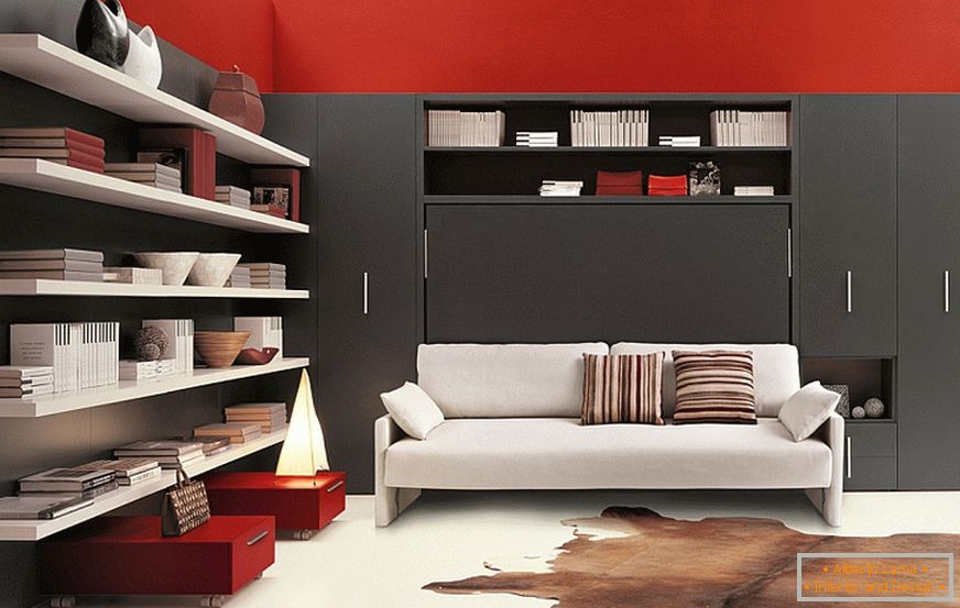 Білий диван в червоно-чорній вітальні