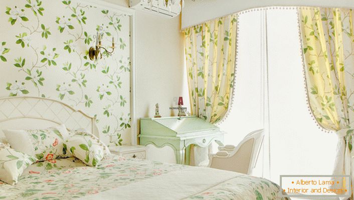 Квіткові мотиви, використані для оздоблення стін в дівочій кімнаті, простежуються також на шторах і постільній білизні. 