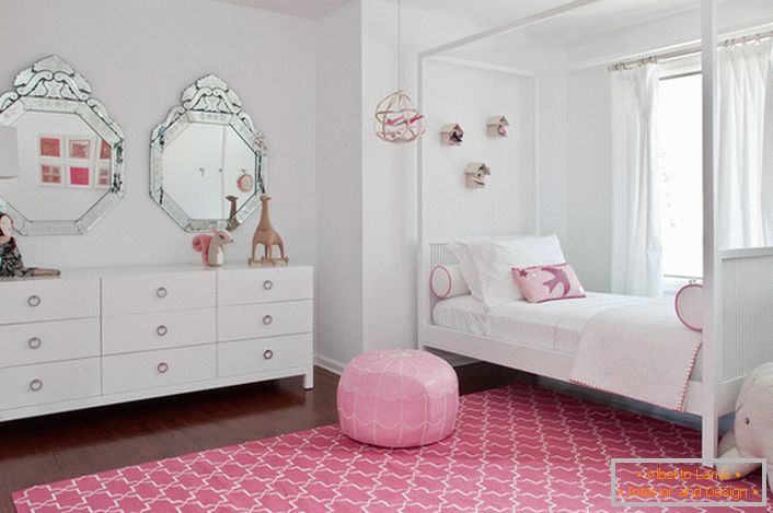 Класичне біло-рожеве оформлення кімнати маленької модниці.