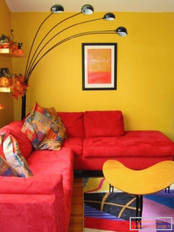 Червоний диван в жовтій вітальні