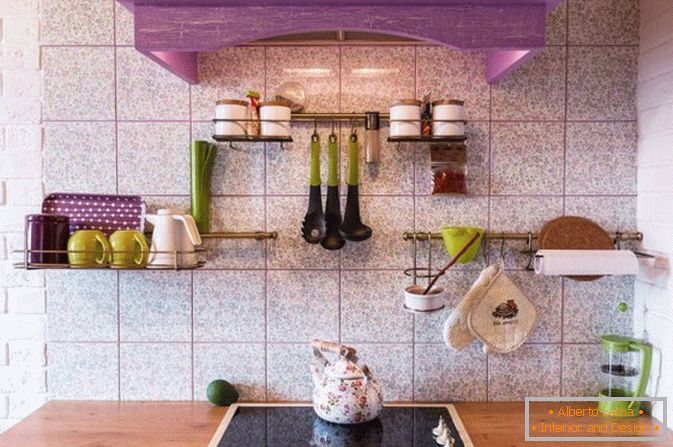 Фіолетові акценти в інтер'єрі кухні