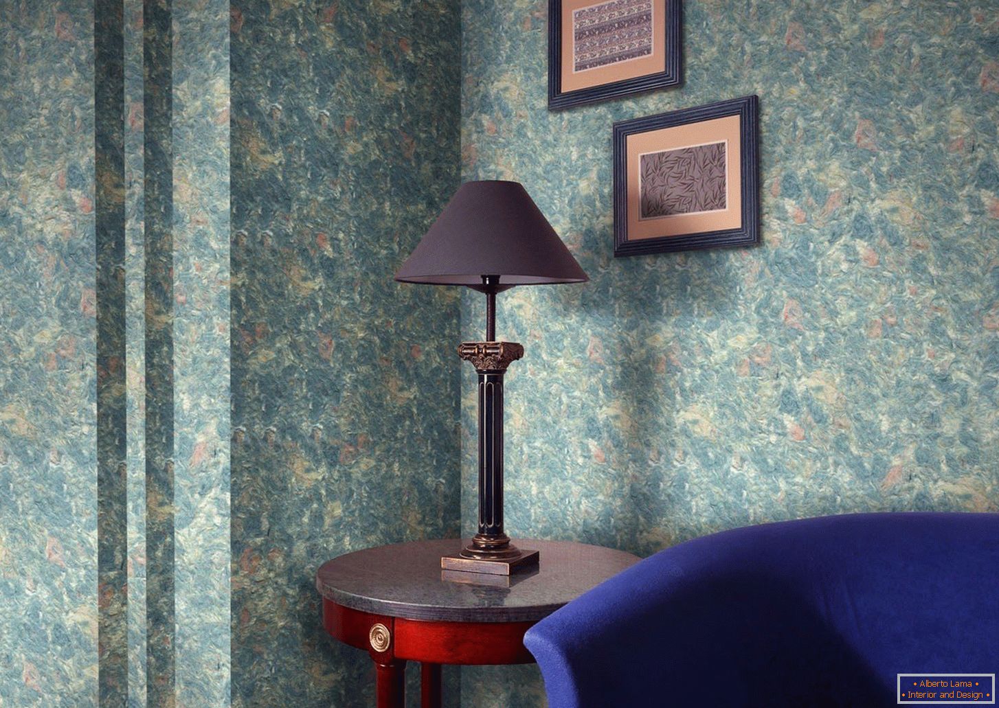Лампа на столі поруч з картинами