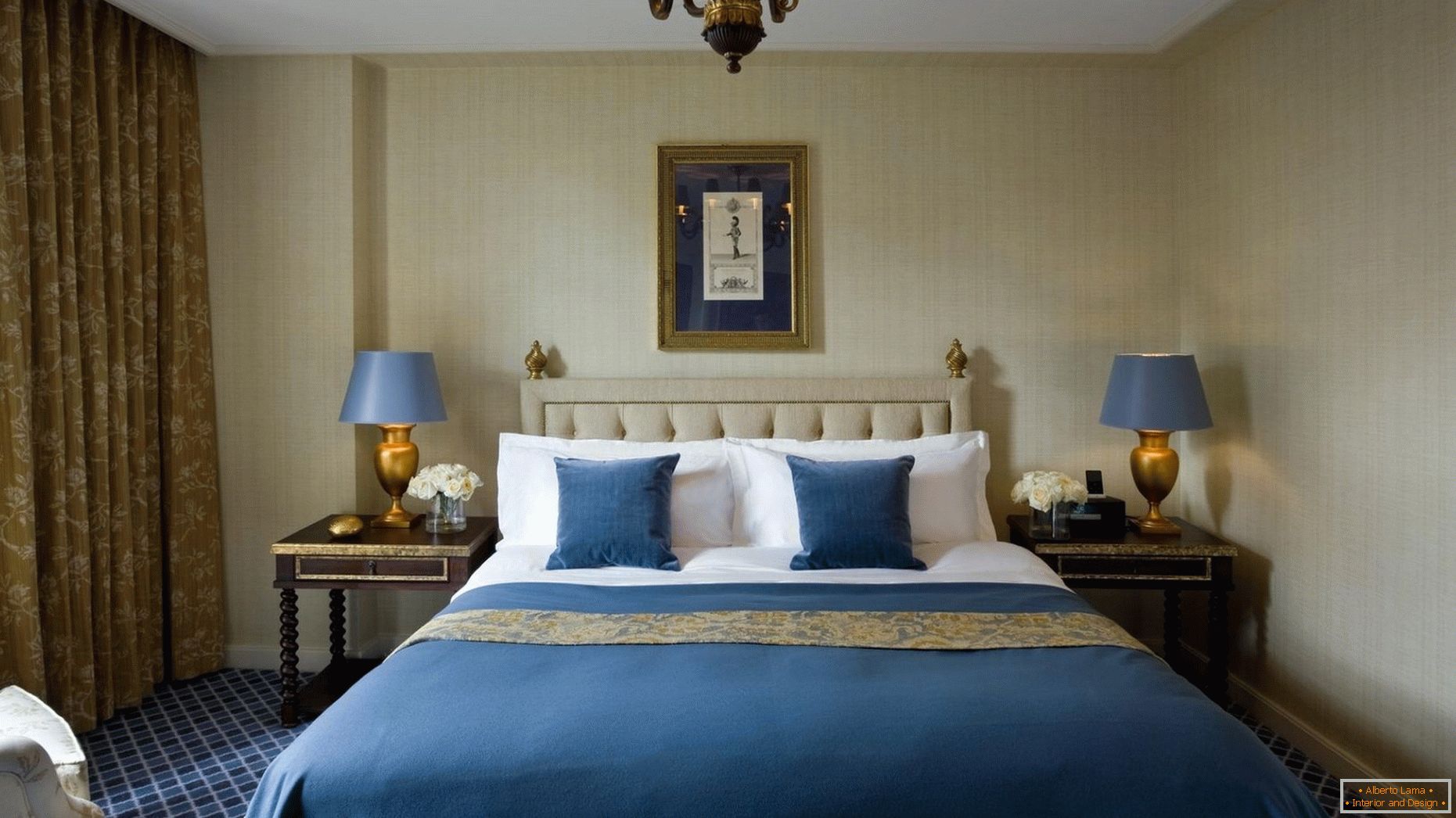 Сині і золоті відтінки в інтер'єрі спальні